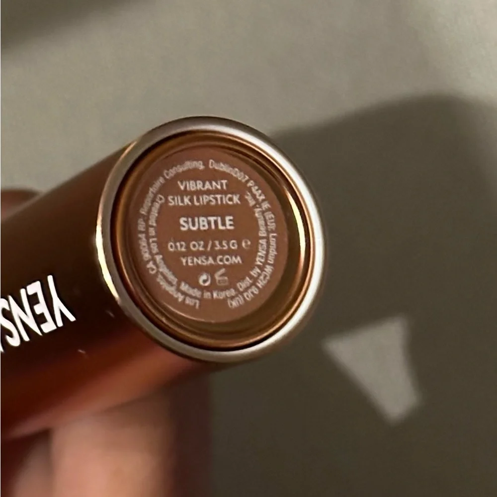 Nwt VIBRANT SILK LIPSTICK - Subtle..  holiday pick 🎁
